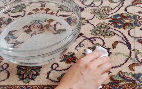 تمیز کردن انواع لکه از فرش